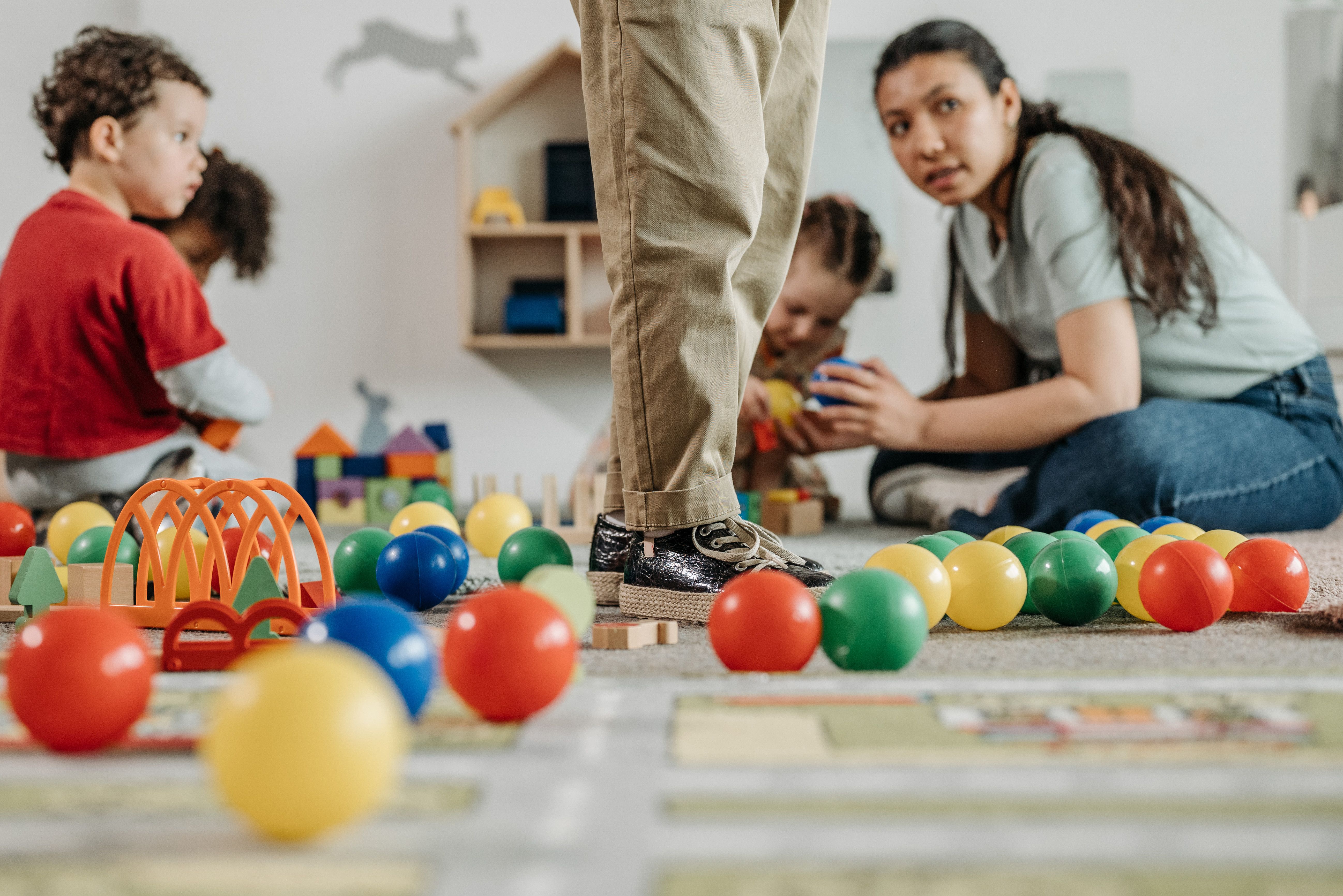 Niños jugando y aprendiendo en el salón